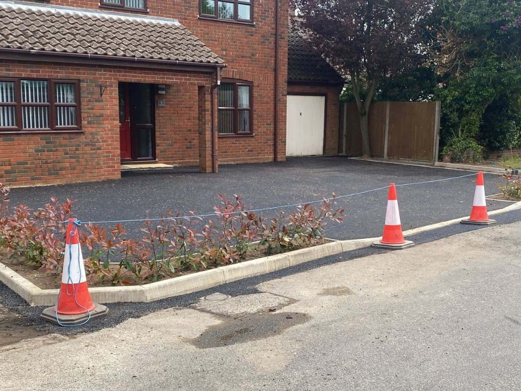 This is a newly installed tarmac driveway just installed by Shortstown Driveways