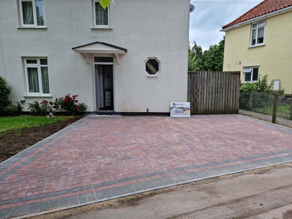 This is a newly installed block paved drive installed by Shortstown Driveways